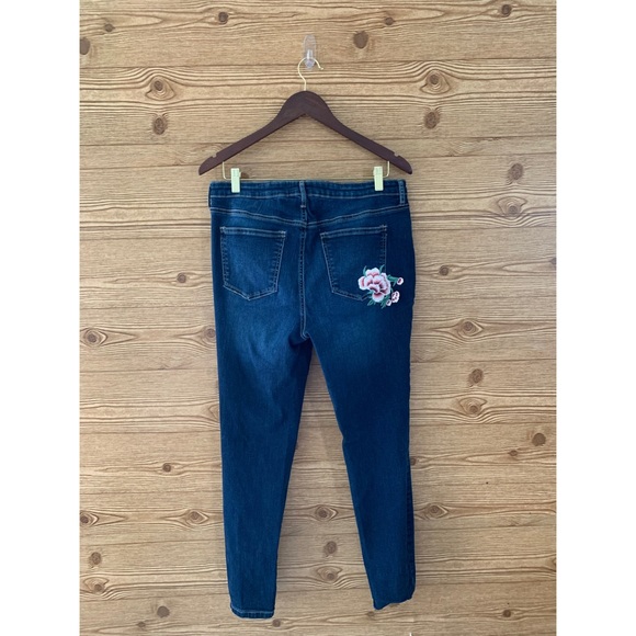 REITMANS FLORAL EMBROIDERED ROSE JEANS - Picture 10 of 14